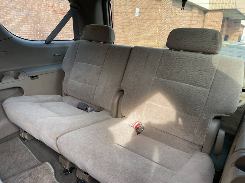 2004 Toyota Sequoia SR5