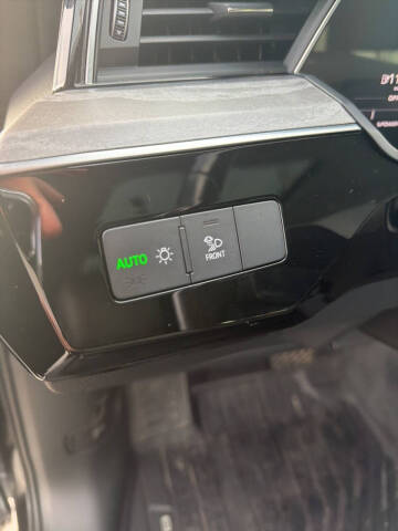 2021 Audi e-tron quattro Premium