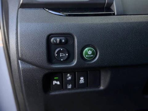 2022 Honda Pilot Touring w/Rear Captain's Chairs