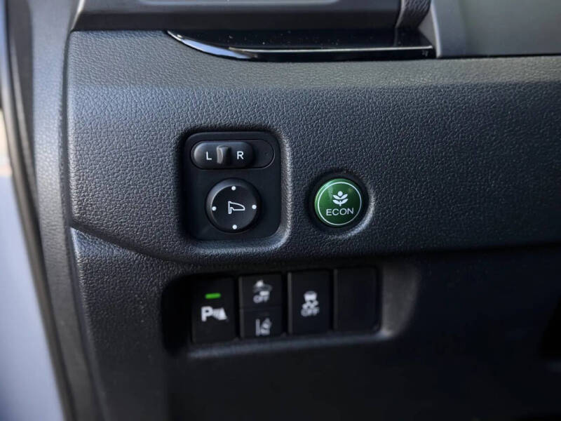 2022 Honda Pilot Touring w/Rear Captain's Chairs