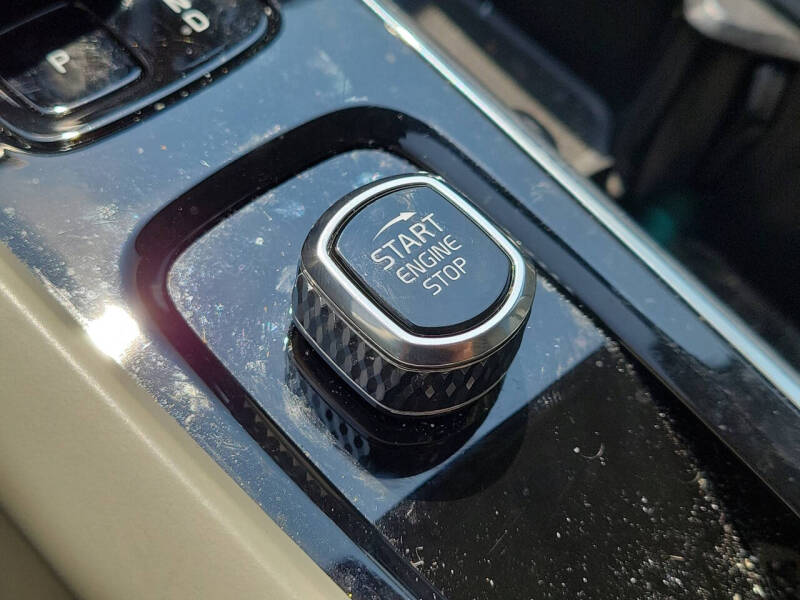 2023 Volvo XC60 B5 Plus Dark Theme