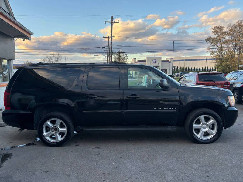 2007 Chevrolet Suburban null photo 16