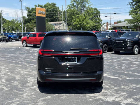 2027 Chrysler Pacifica Select
