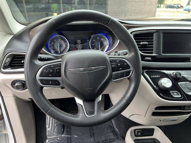 2022 Chrysler Voyager LX