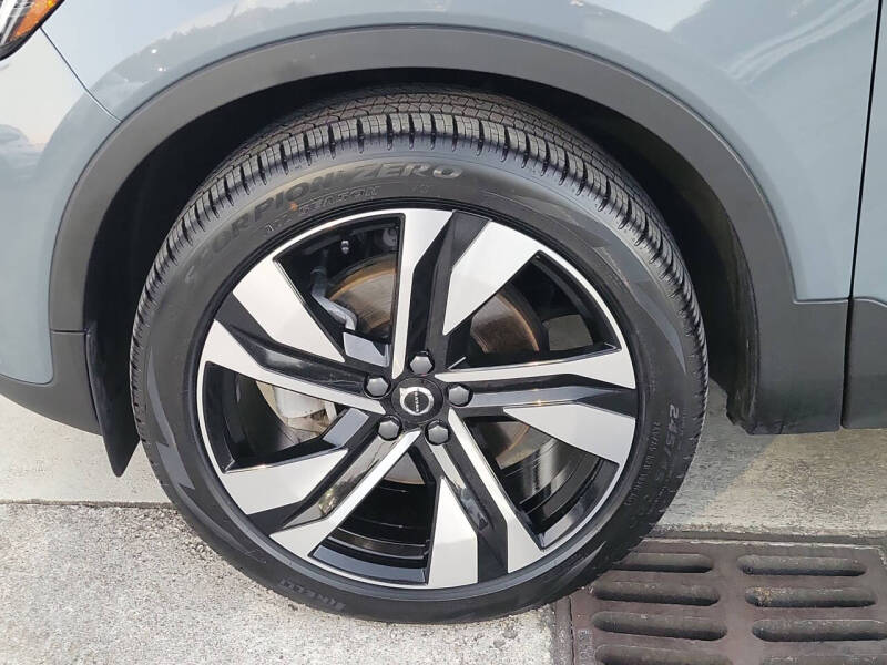 2023 Volvo XC40 B5 Plus Dark Theme