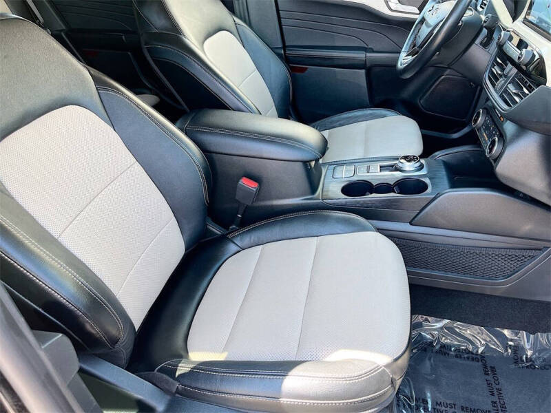 2022 Ford Escape Titanium