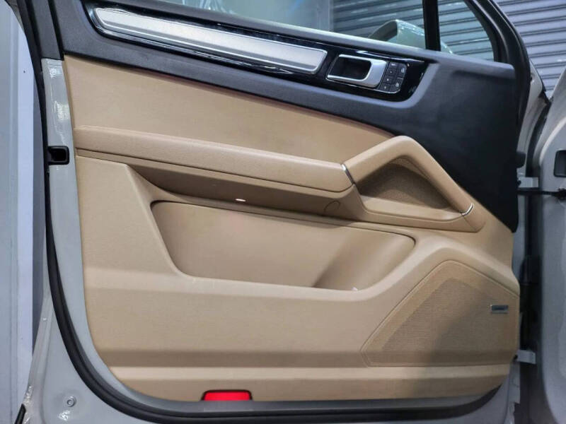 2023 Porsche Cayenne Coupe Platinum Edition