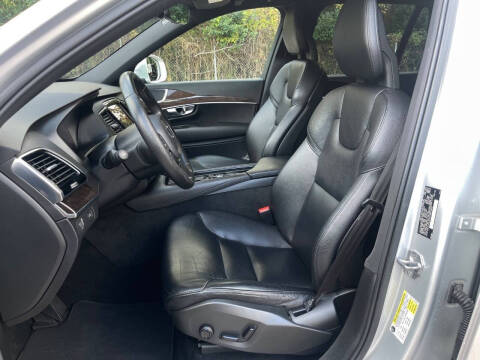 2016 Volvo XC90 T6 Momentum