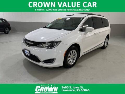 2017 Chrysler Pacifica for sale at Crown Automotive of Lawrence Kansas in Lawrence KS