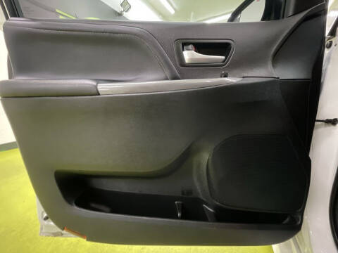 2017 Toyota Sienna SE Premium 8-Passenger