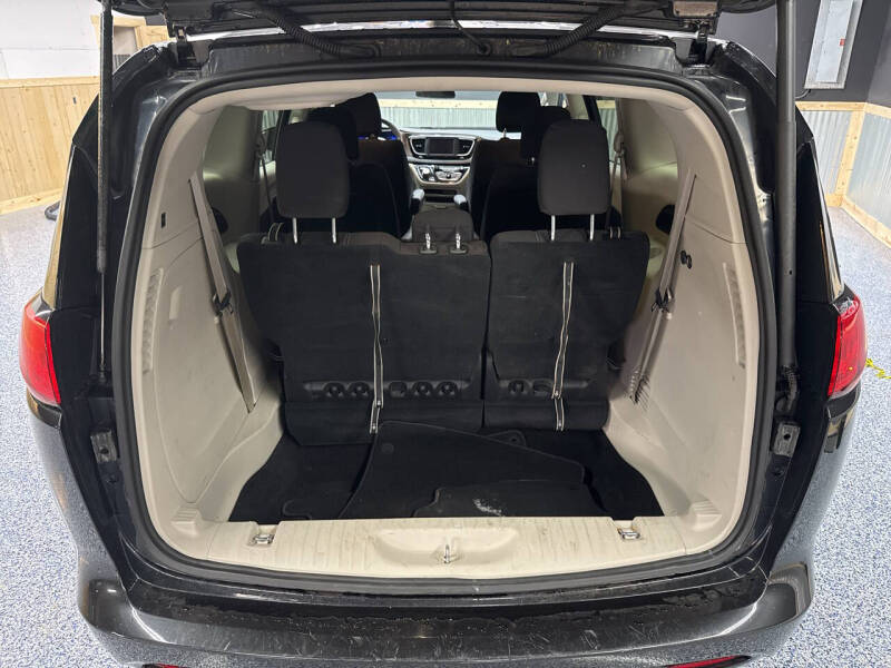 2022 Chrysler Voyager LX