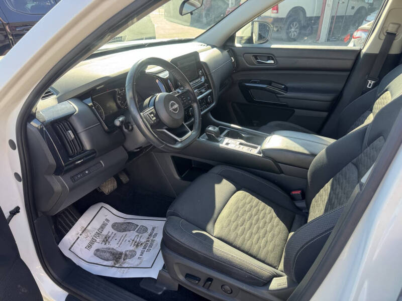 2022 Nissan Pathfinder SV