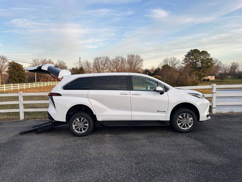 2025 Toyota Sienna LE 8-Passenger