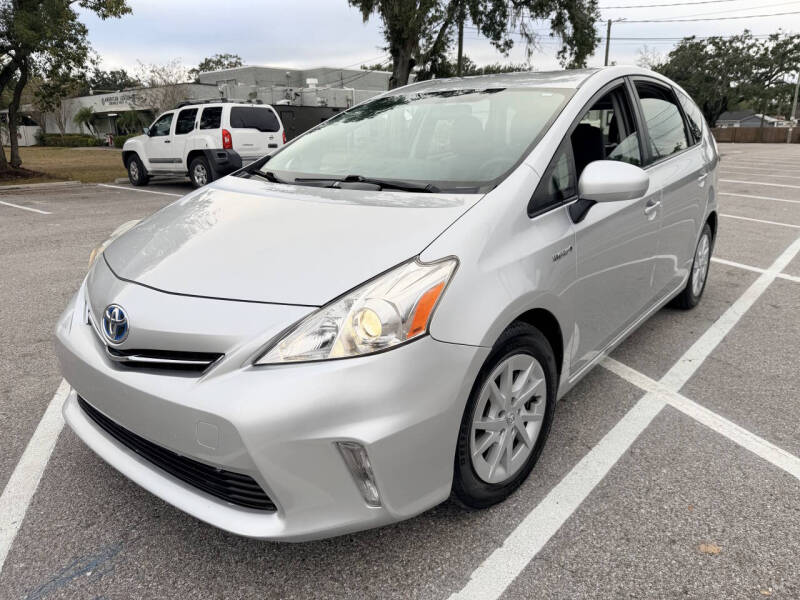 2014 Toyota Prius v Five's photo