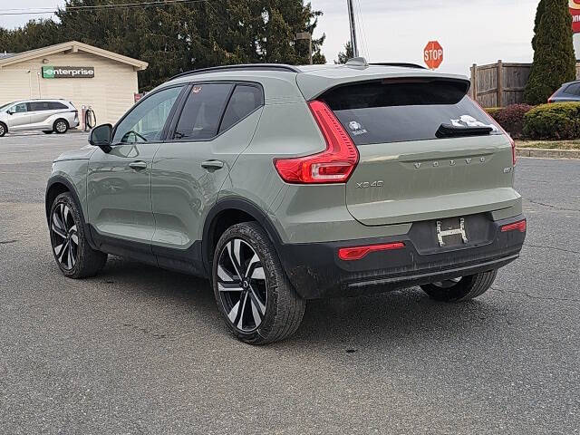 2023 Volvo XC40 B5 Plus Dark Theme