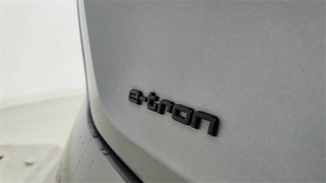 2022 Audi e-tron quattro Premium Plus