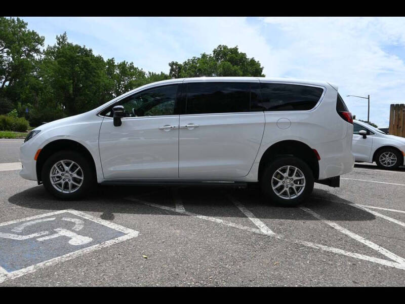 2025 Chrysler Voyager LX