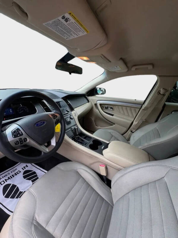 2016 Ford Taurus SE