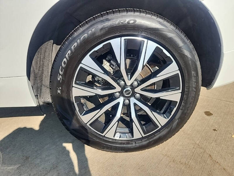 2025 Volvo XC60 B5 Plus Dark Theme