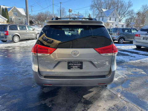 2013 Toyota Sienna XLE 8-Passenger