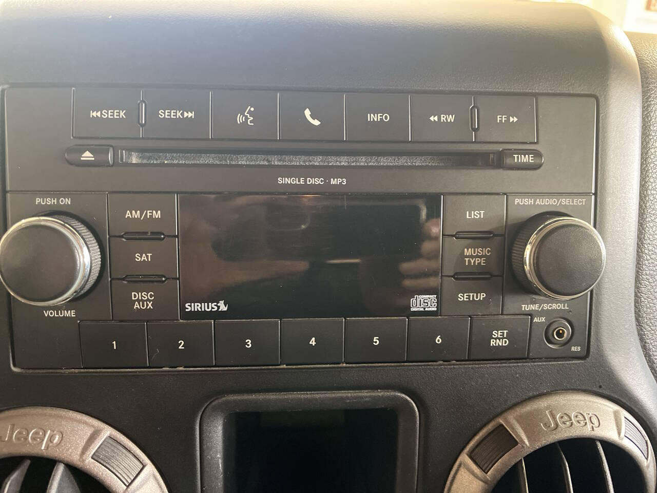 2011 Jeep Wrangler Unlimited 21