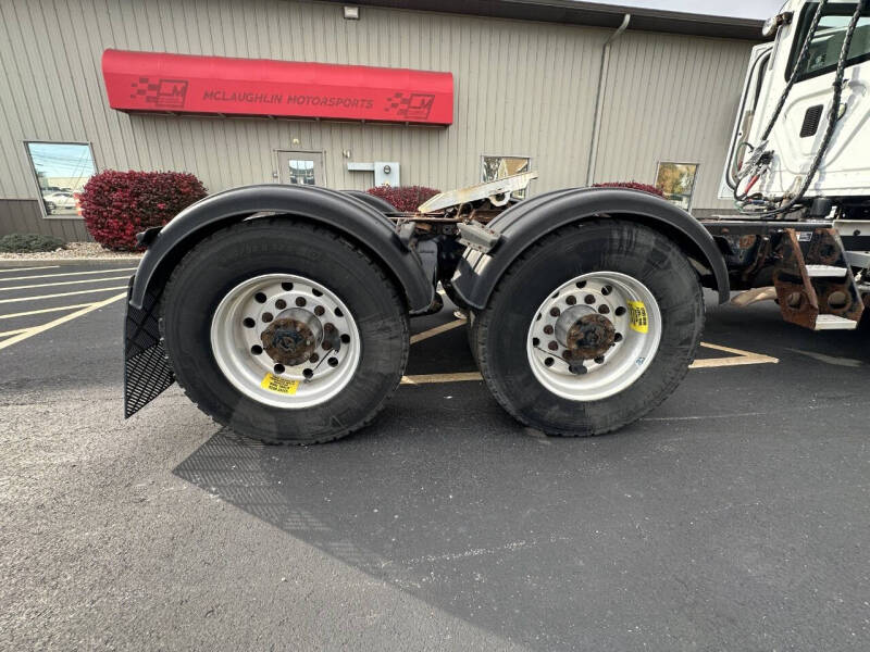 2016 Freightliner CASCADIA DAY CAB