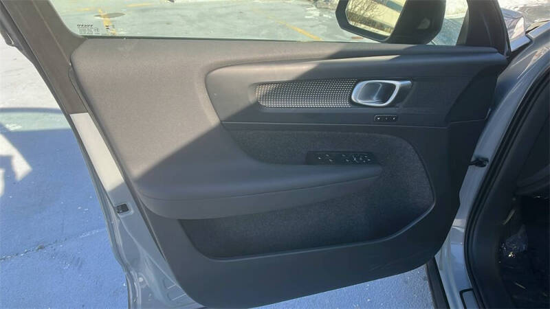 2025 Volvo XC40 B5 Plus Dark Theme