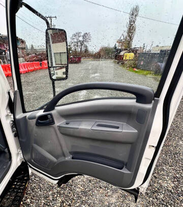 2015 Isuzu NRR  23' Flatbed + Lift Gate