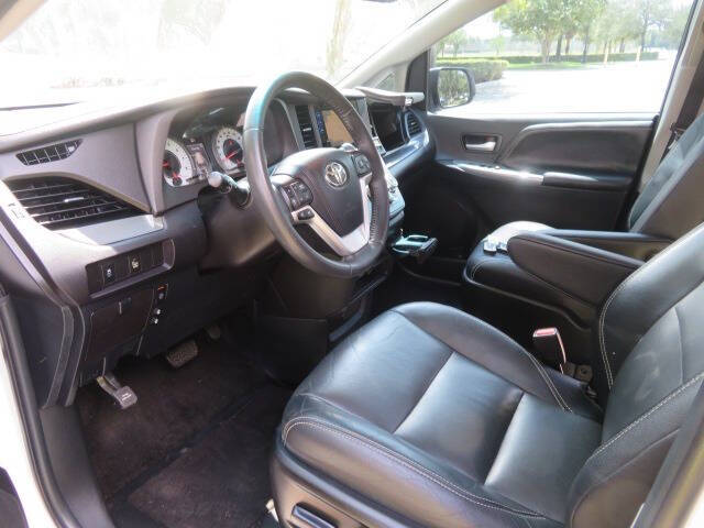 2017 Toyota Sienna SE Premium 8-Passenger