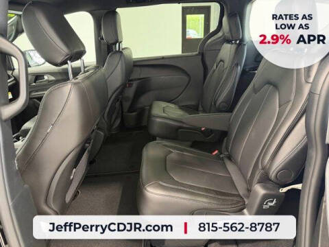 2027 Chrysler Pacifica Select