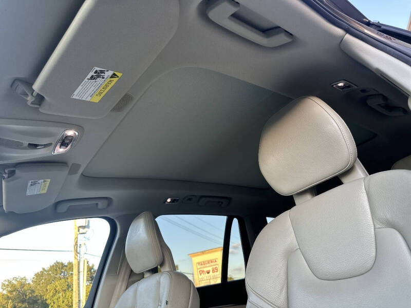 2017 Volvo XC90 T6 Momentum