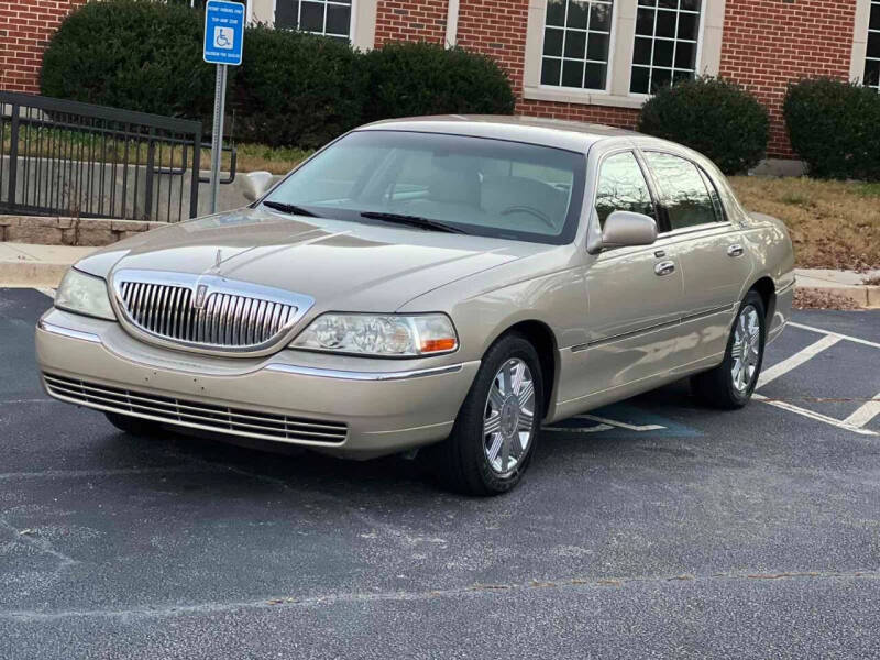 2005 Lincoln Town Car Signature Limited's photo