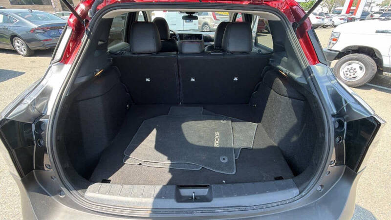 2025 Nissan Kicks SR