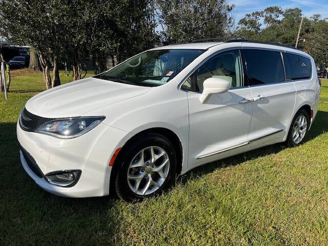2017 Chrysler Pacifica Touring-L's photo