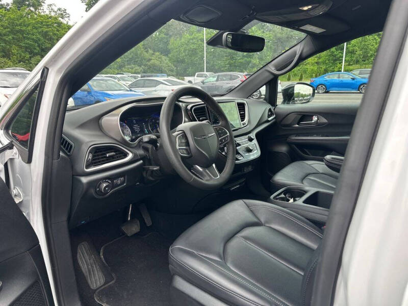 2025 Chrysler Pacifica Select