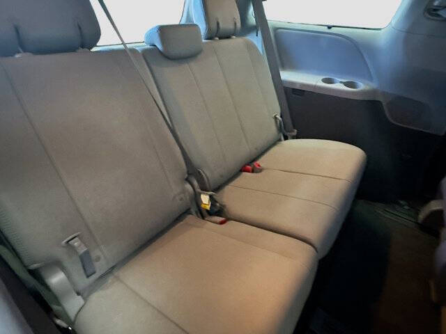 2017 Toyota Sienna XLE 7-Passenger Auto Access Seat