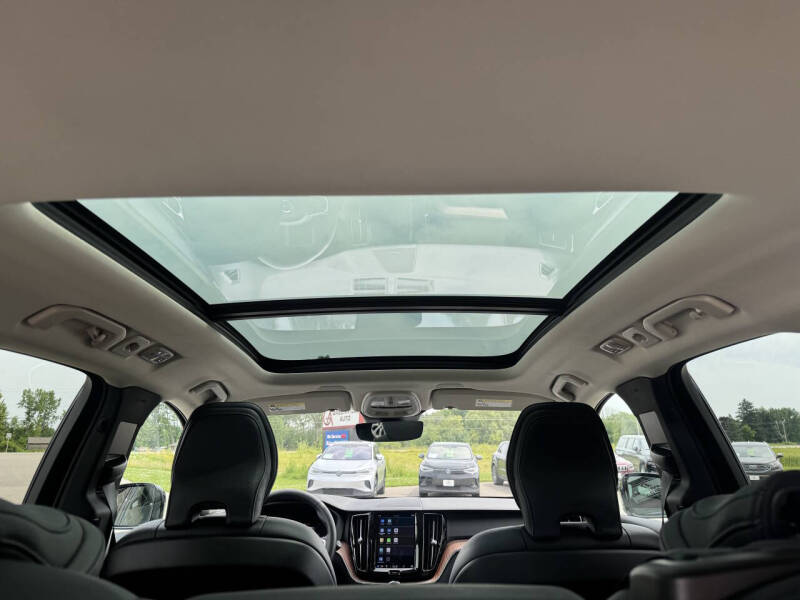 2024 Volvo XC60 B5 Plus Dark Theme