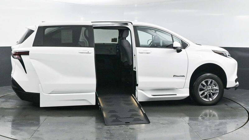 2025 Toyota Sienna LE 8-Passenger