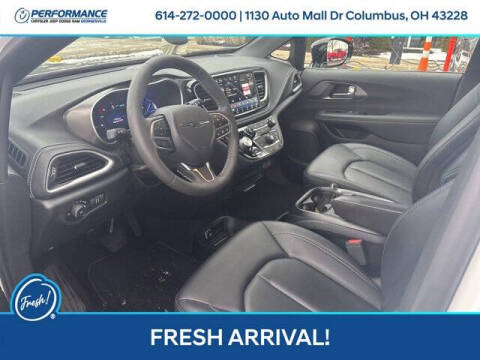 2025 Chrysler Pacifica Plug-In Hybrid Select