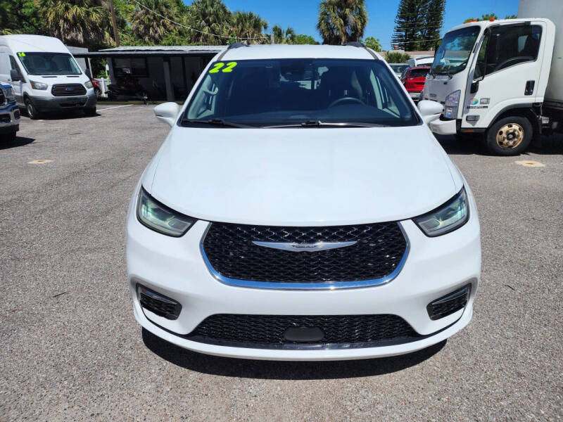 2022 Chrysler Pacifica Touring L's photo