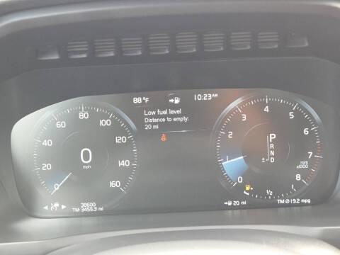 2022 Volvo XC90 T6 Momentum 6-Passenger