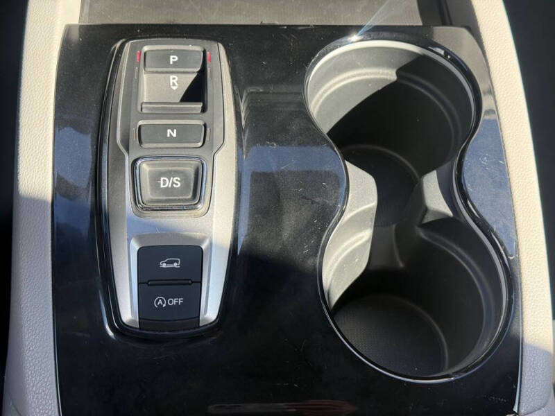 2021 Honda Pilot Touring w/Rear Captain's Chairs