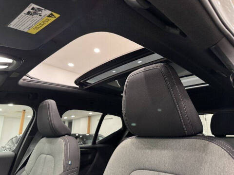 2025 Volvo XC40 B5 Core Bright Theme