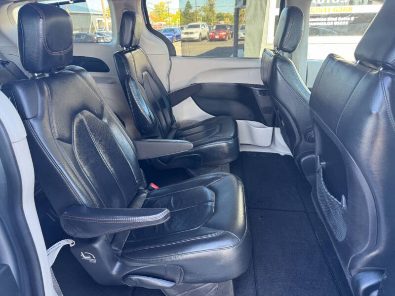 2017 Chrysler Pacifica Touring-L