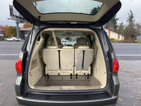 2010 Volkswagen Routan SE