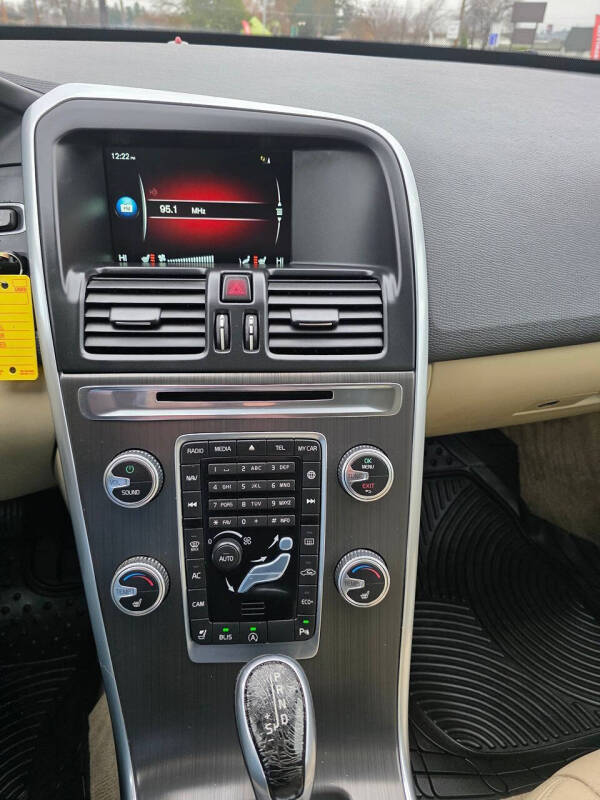 2016 Volvo XC60 T5 Drive-E Premier