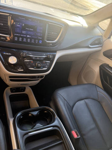 2017 Chrysler Pacifica Touring-L