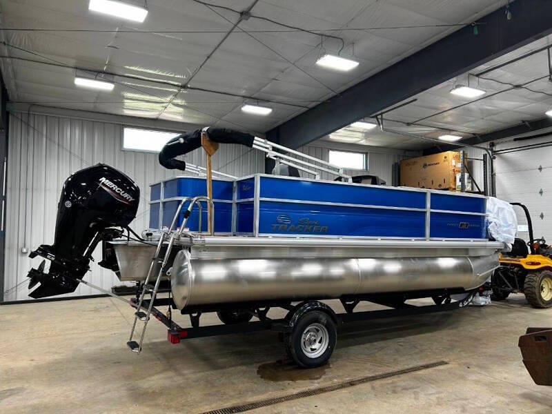 2026 Sun Tracker Party Barge 18 DLX