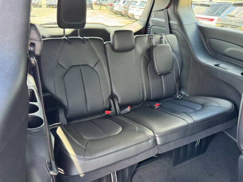 2027 Chrysler Pacifica Select