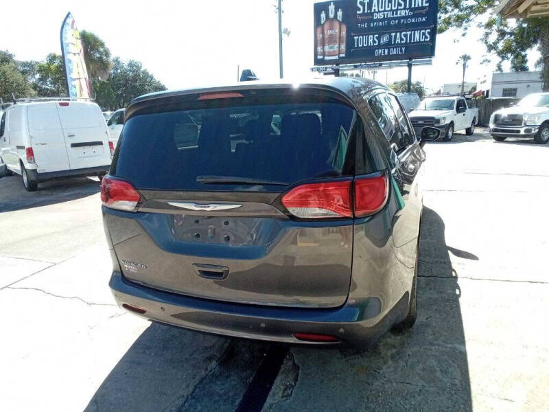 2020 Chrysler Voyager LX